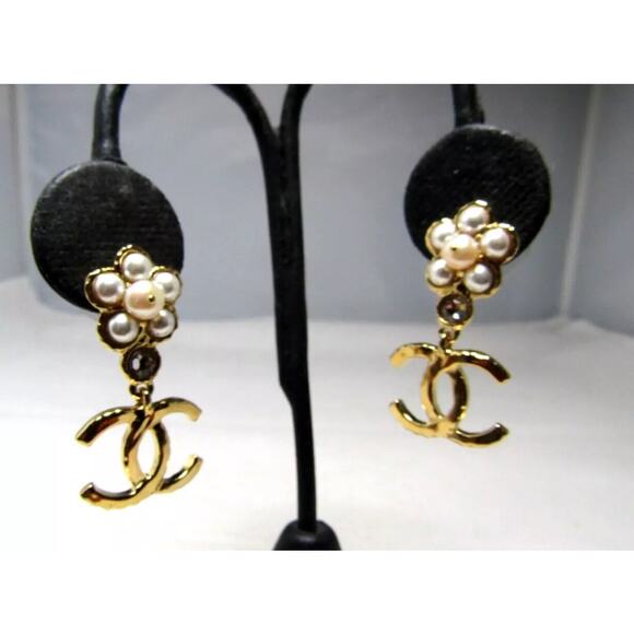 CHANEL 24P Crystal Glass Pearl Flower CC Logo Gold Plated Dangle Drop Earrings - Picture 8 of 10